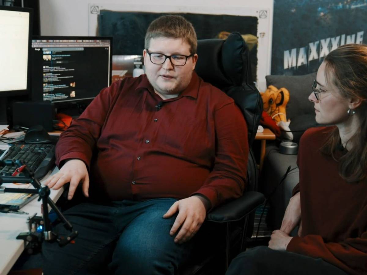 Michl berichtet Filmemacherin Helena Brinkmann von seinem Alltag. (Bild: ARD)