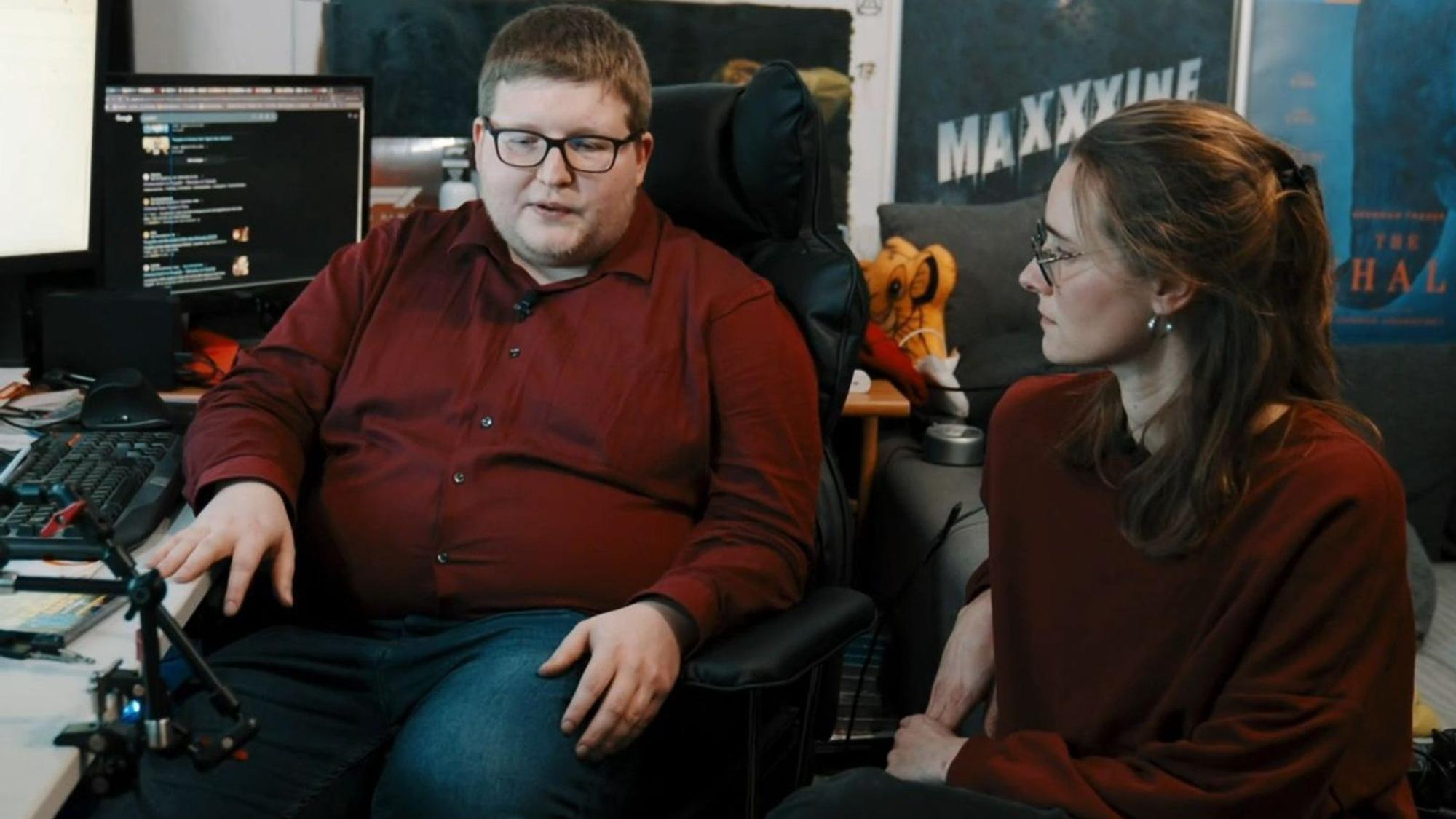 Michl berichtet Filmemacherin Helena Brinkmann von seinem Alltag. (Bild: ARD)