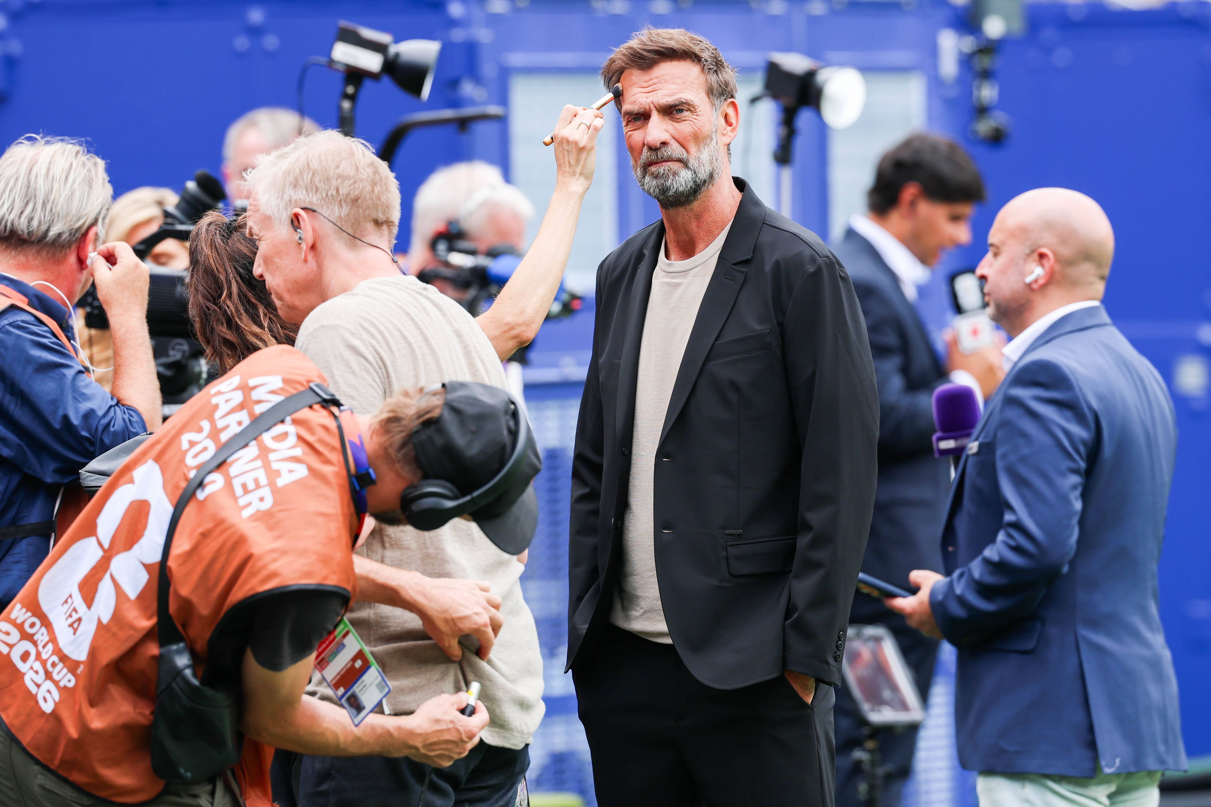 Jürgen Klopp bei der WM vor einem Einsatz als MagentaTV-Experte in der Maske.