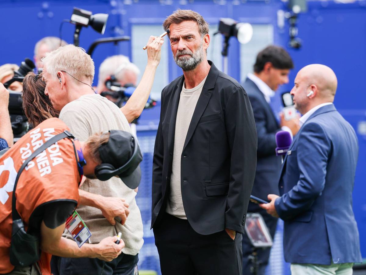 Jürgen Klopp bei der WM vor einem Einsatz als MagentaTV-Experte in der Maske.