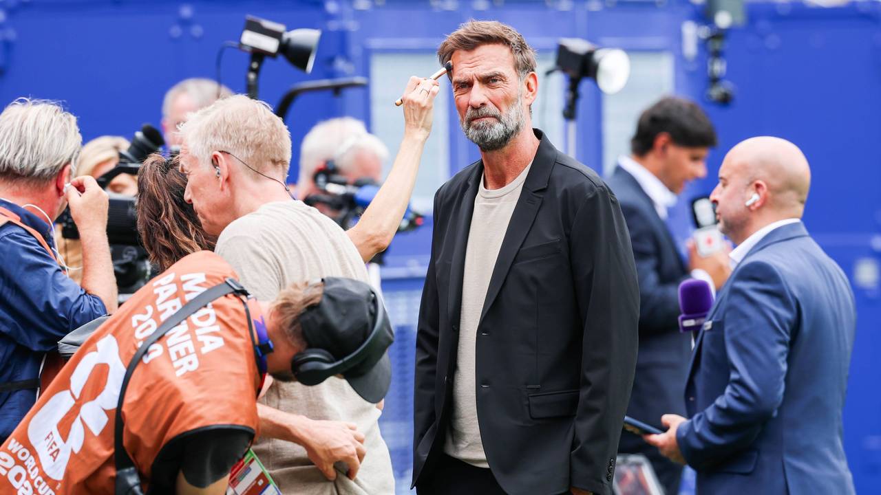 Jürgen Klopp bei der WM vor einem Einsatz als MagentaTV-Experte in der Maske.