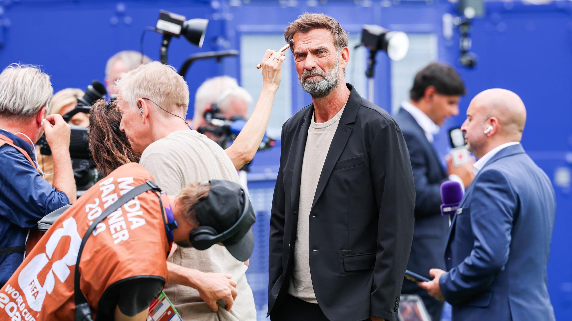 Jürgen Klopp bei der WM vor einem Einsatz als MagentaTV-Experte in der Maske.