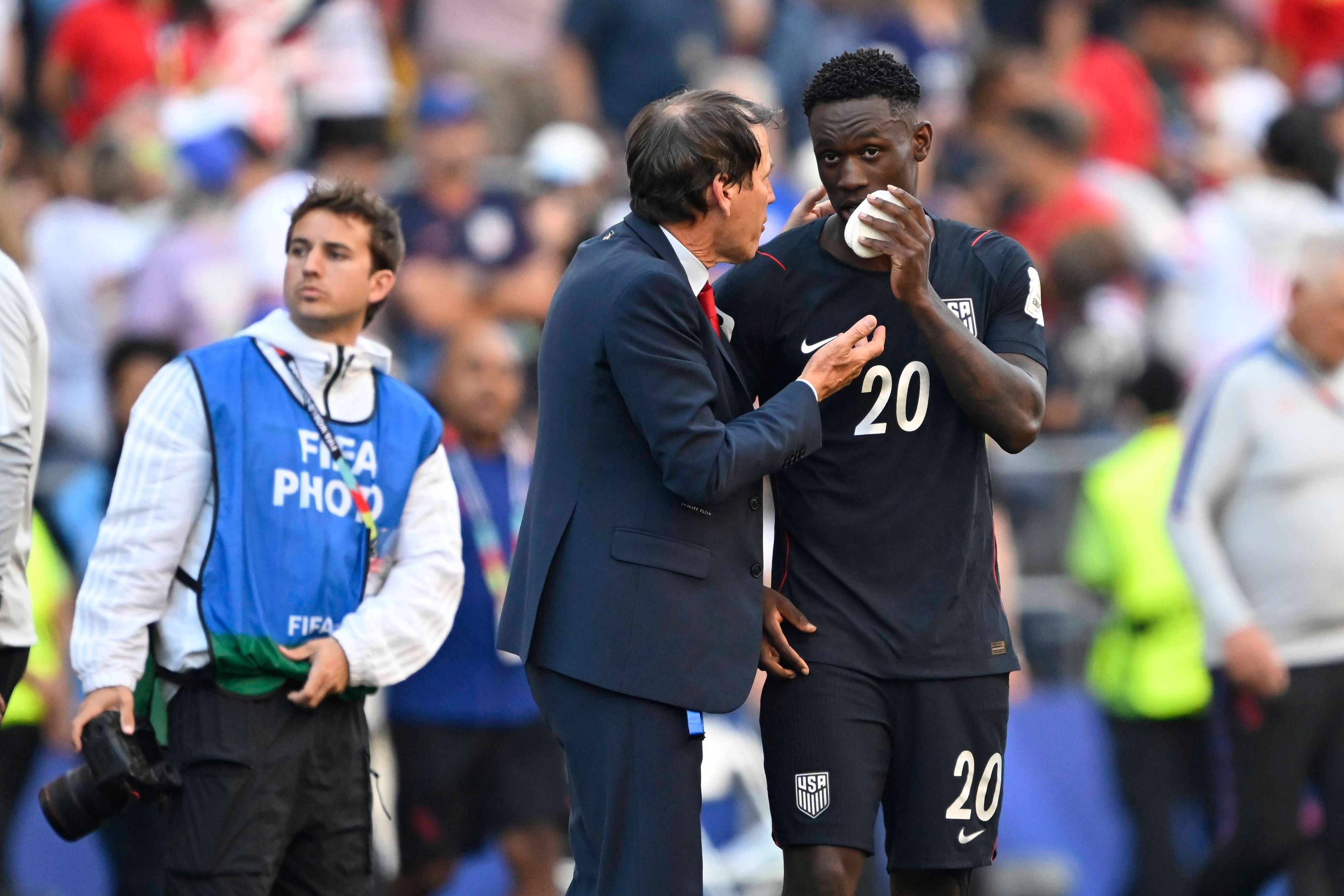 Rudi Garcia und Folarin Balogun sprechen auf dem Platz.