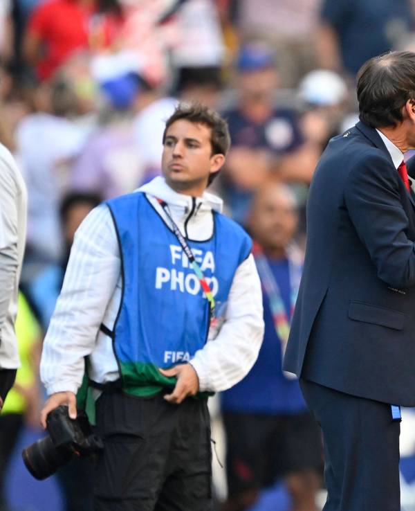 Rudi Garcia und Folarin Balogun sprechen auf dem Platz.