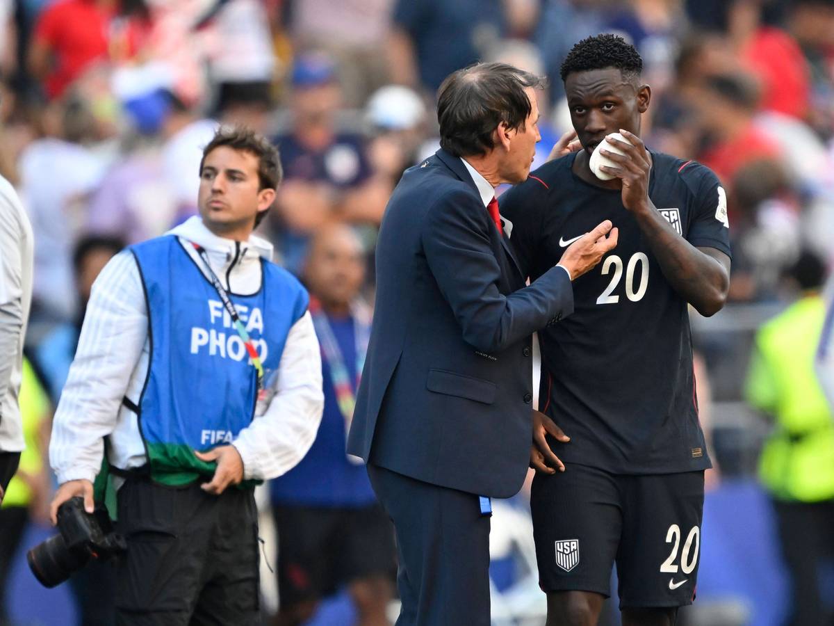 Rudi Garcia und Folarin Balogun sprechen auf dem Platz.