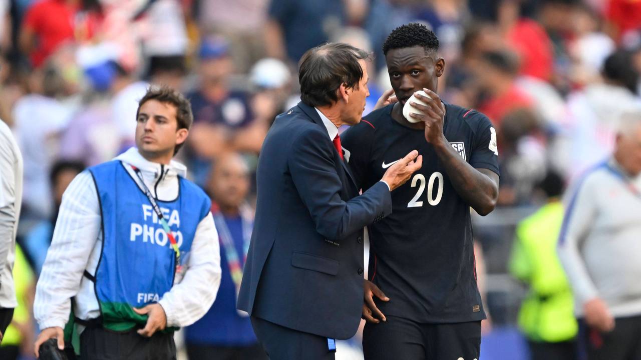 Rudi Garcia und Folarin Balogun sprechen auf dem Platz.