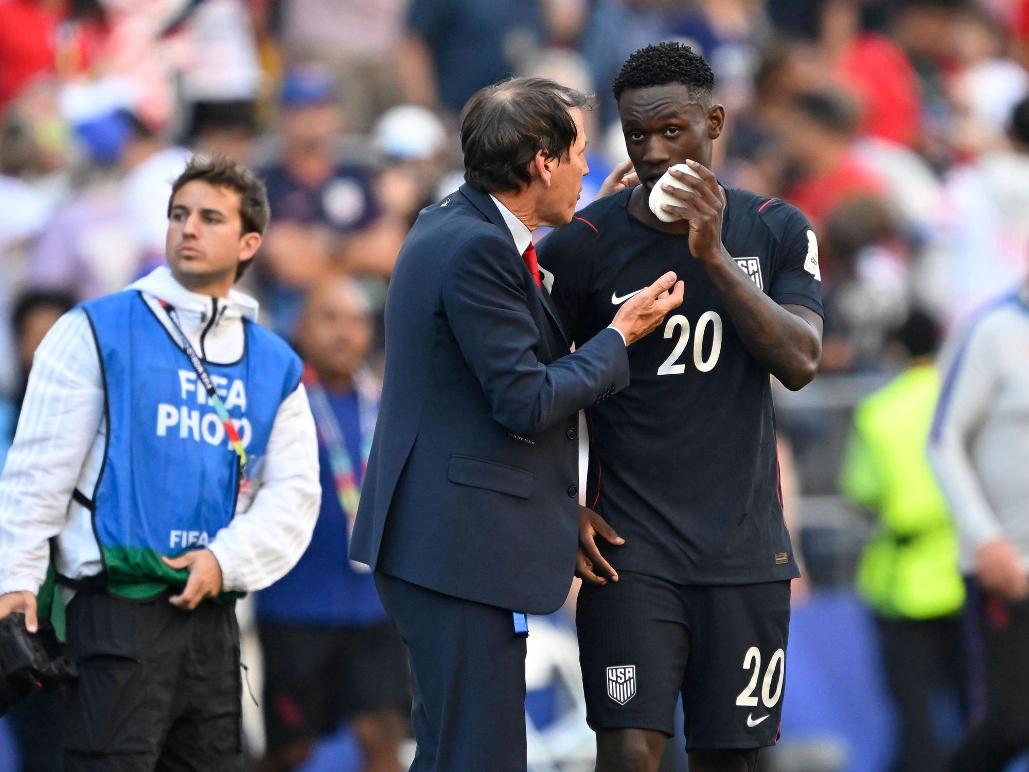 Rudi Garcia und Folarin Balogun sprechen auf dem Platz.