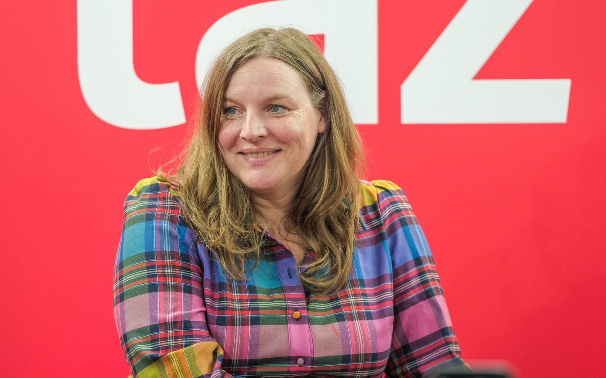Wegen einer Stimmstörung kann Judith Holofernes - hier bei der Leipziger Buchmesse 2026 - nicht mehr als Sängerin arbeiten. (Bild: IMAGO / Christian Grube)