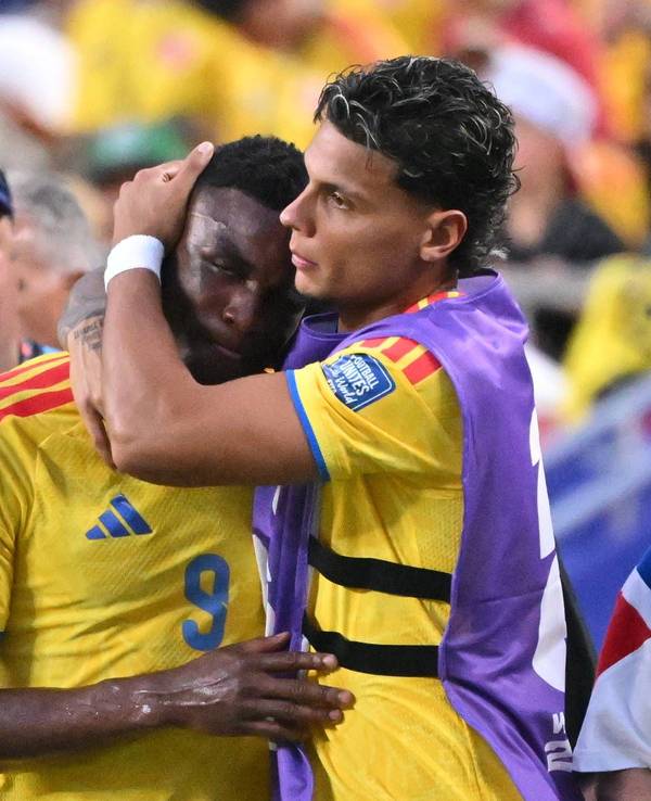 Jhon Córdoba wird von einem Teamkollegen getröstet.
