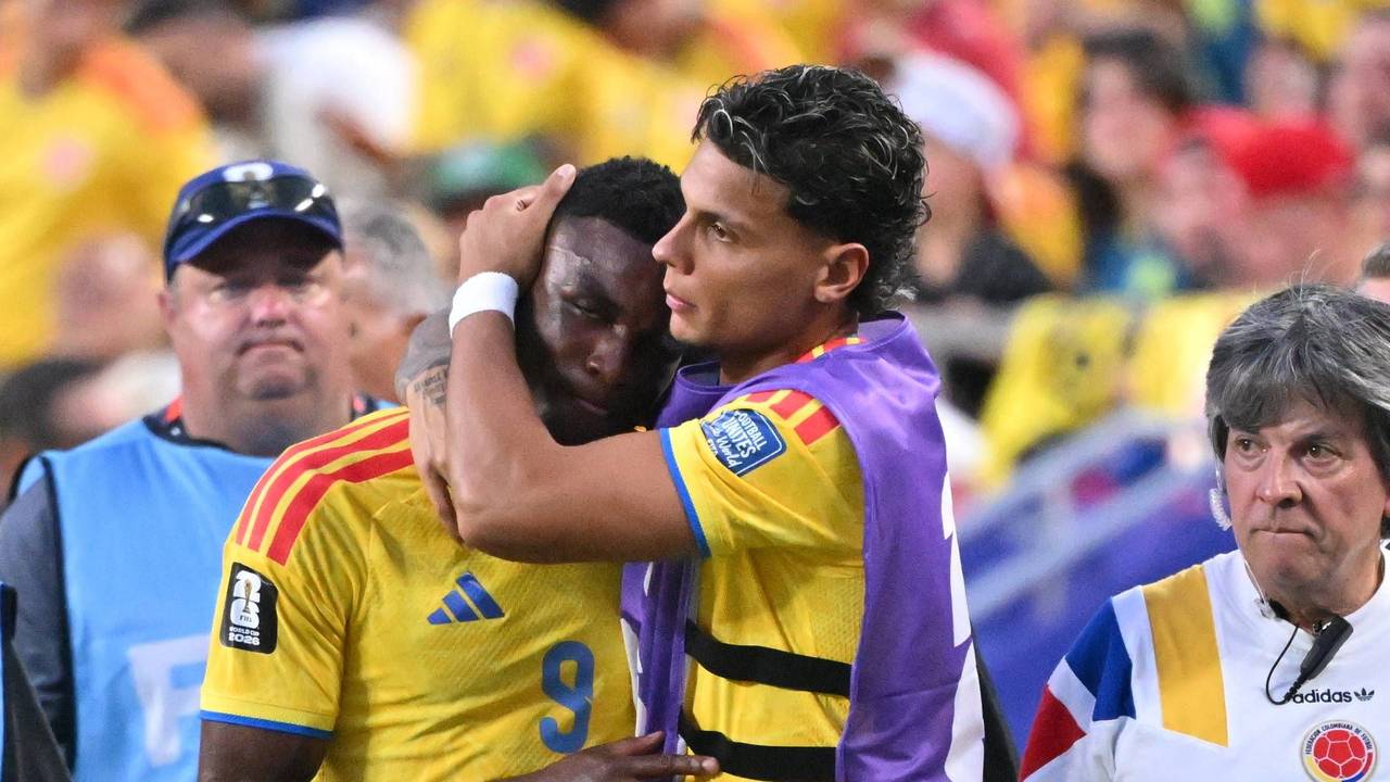 Jhon Córdoba wird von einem Teamkollegen getröstet.