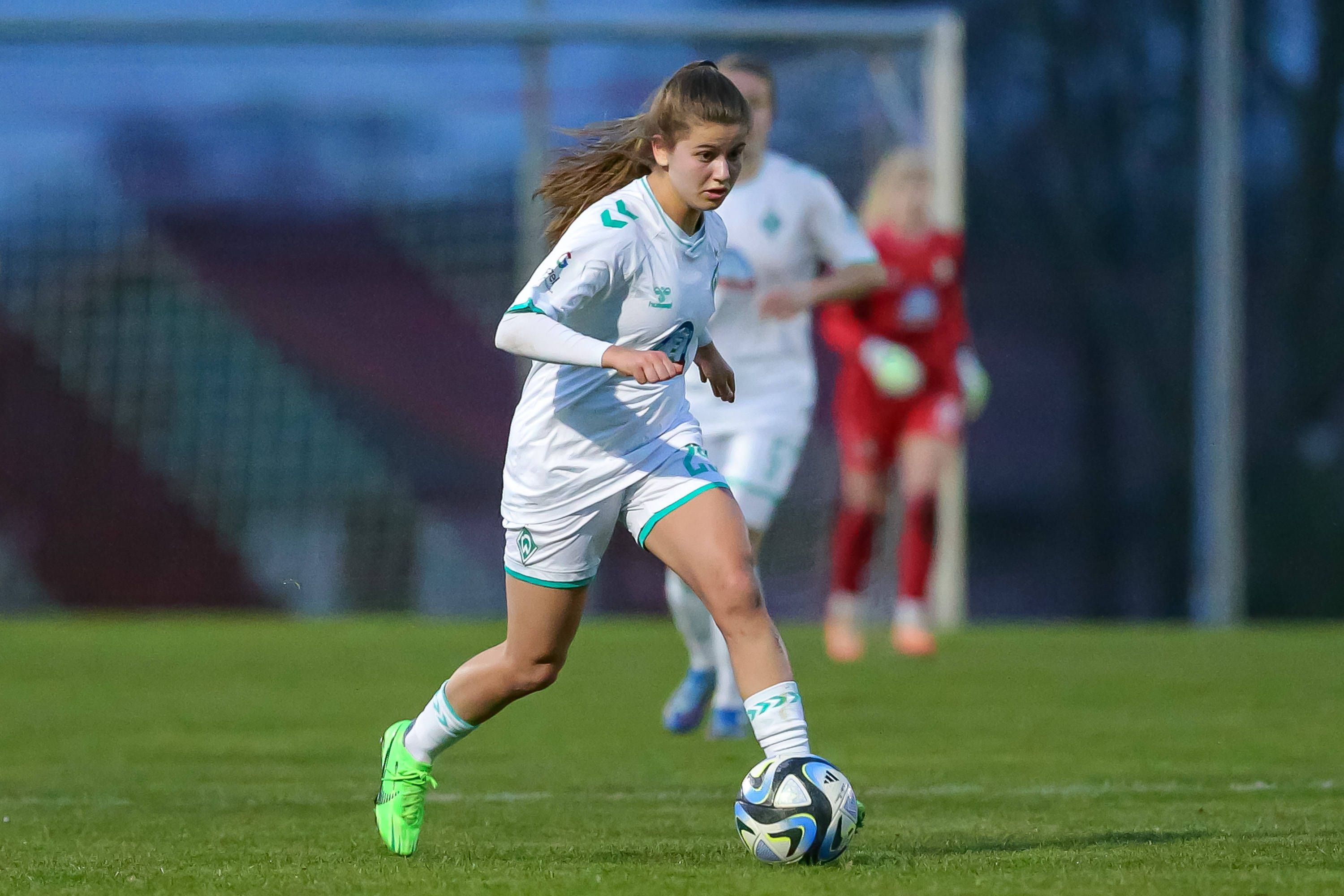 Fußballspielerin Melina Kunkel am Ball