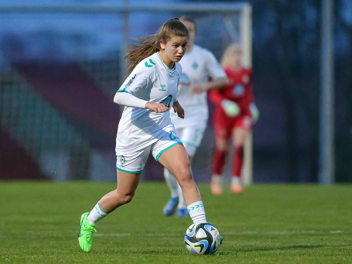 Fußballspielerin Melina Kunkel am Ball