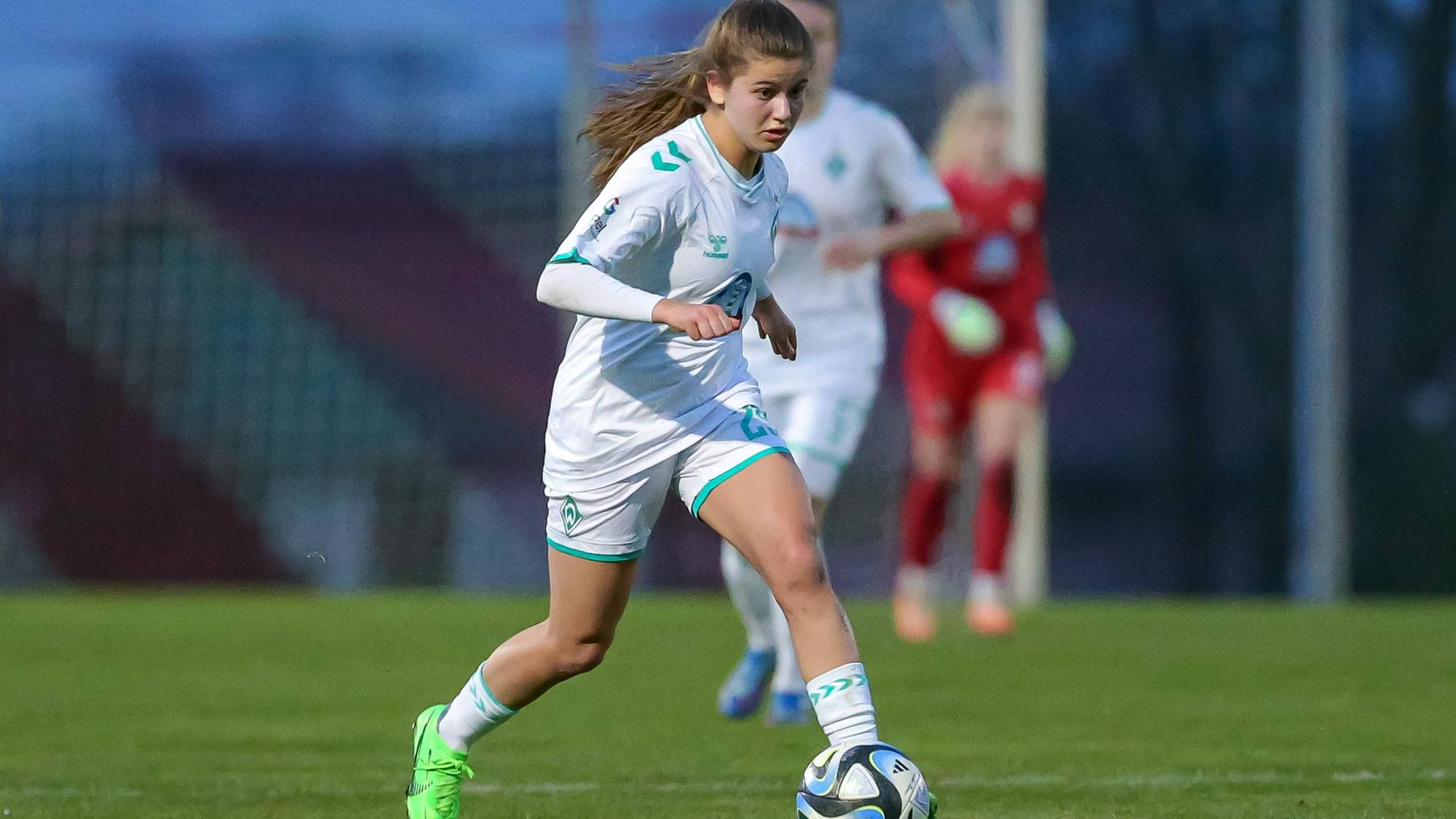 Fußballspielerin Melina Kunkel am Ball