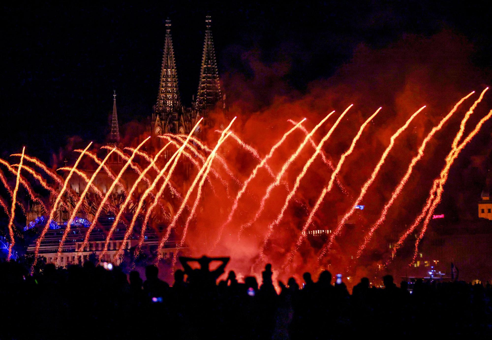 Menschen bewundern das Feuerwerk der Kölner Lichter.