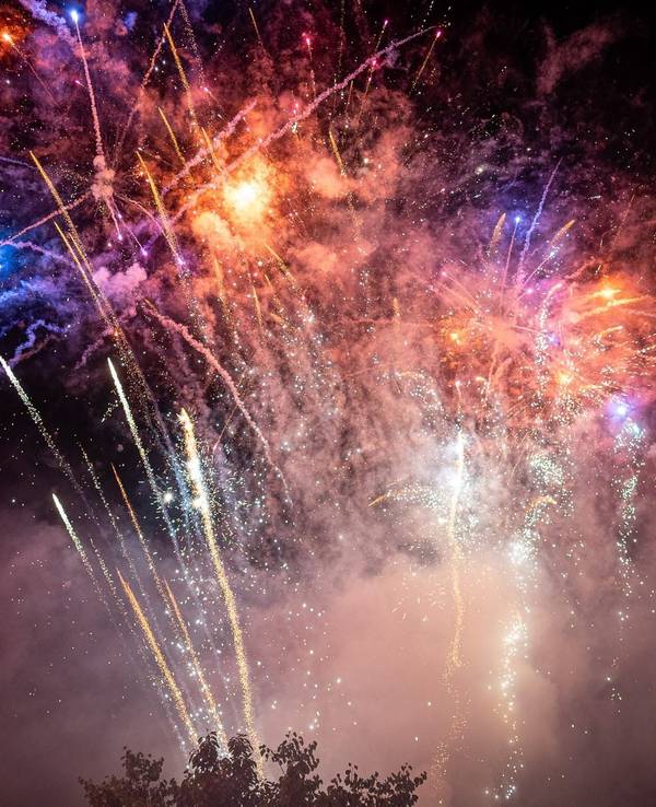 Feuerwerk am Himmel bei „Lichter für Niehl“.
