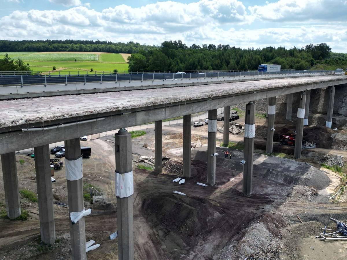 Am Sonntag wird eine Brückenhälfte der Talbrücke Ottfingen Geschichte sein: Das Bauwerk wird kontrolliert gesprengt.