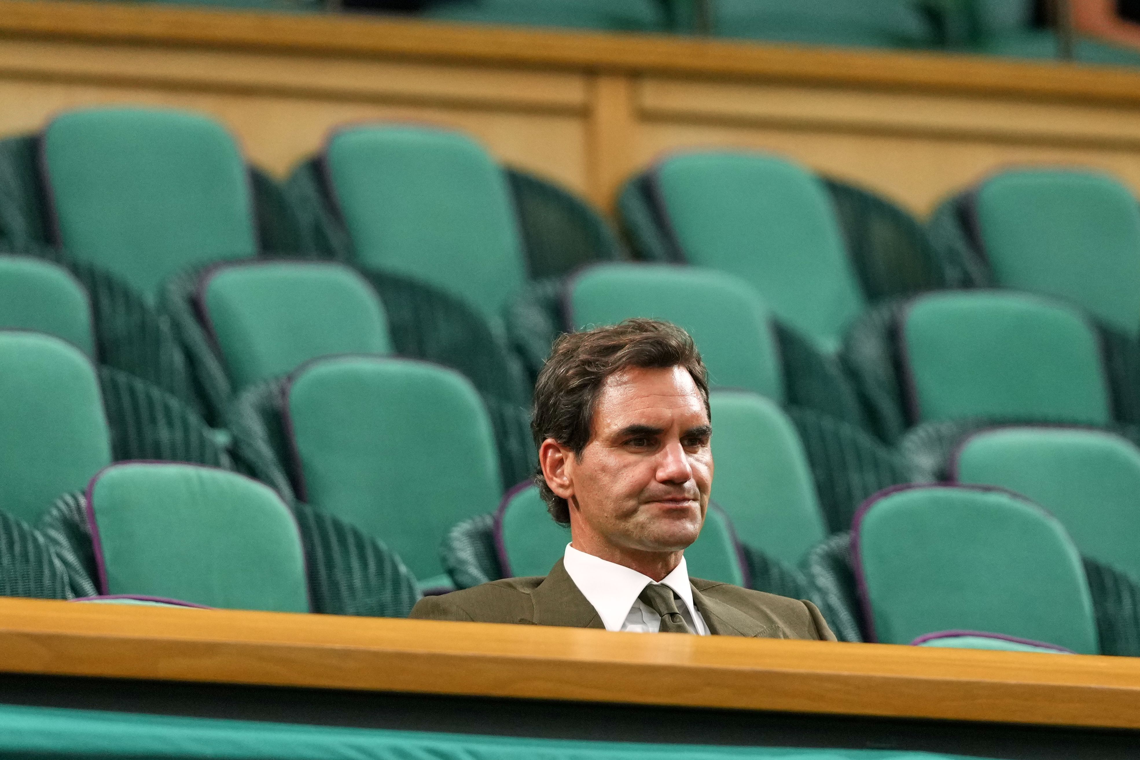 Roger Federer sitzt ganz allein in der königlichen Loge in Wimbledon.