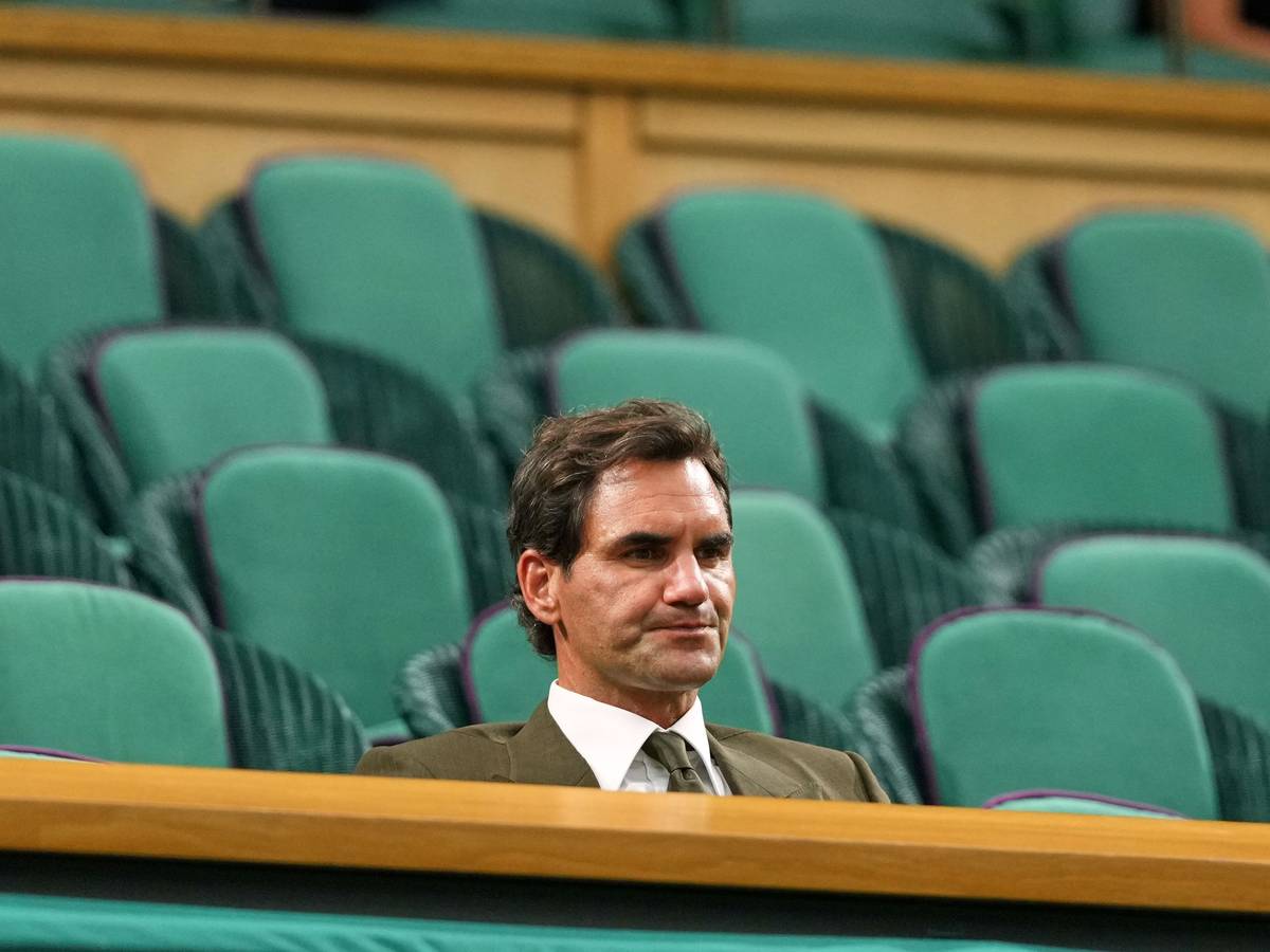 Roger Federer sitzt ganz allein in der königlichen Loge in Wimbledon.