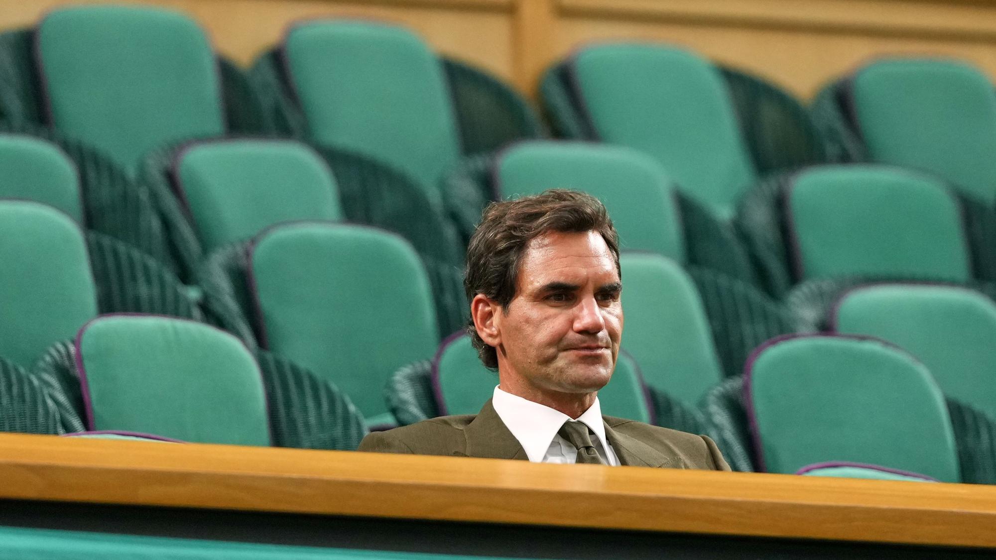 Roger Federer sitzt ganz allein in der königlichen Loge in Wimbledon.