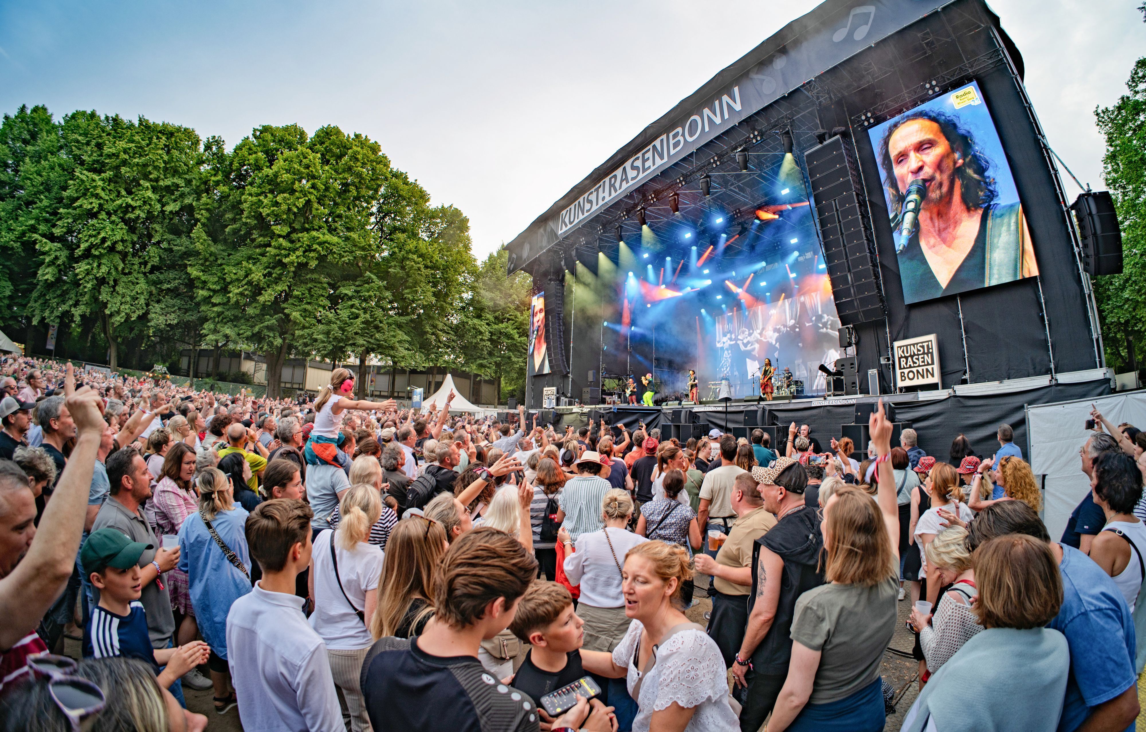 Blick auf die Bühne beim Brings-Konzert in Bonn.