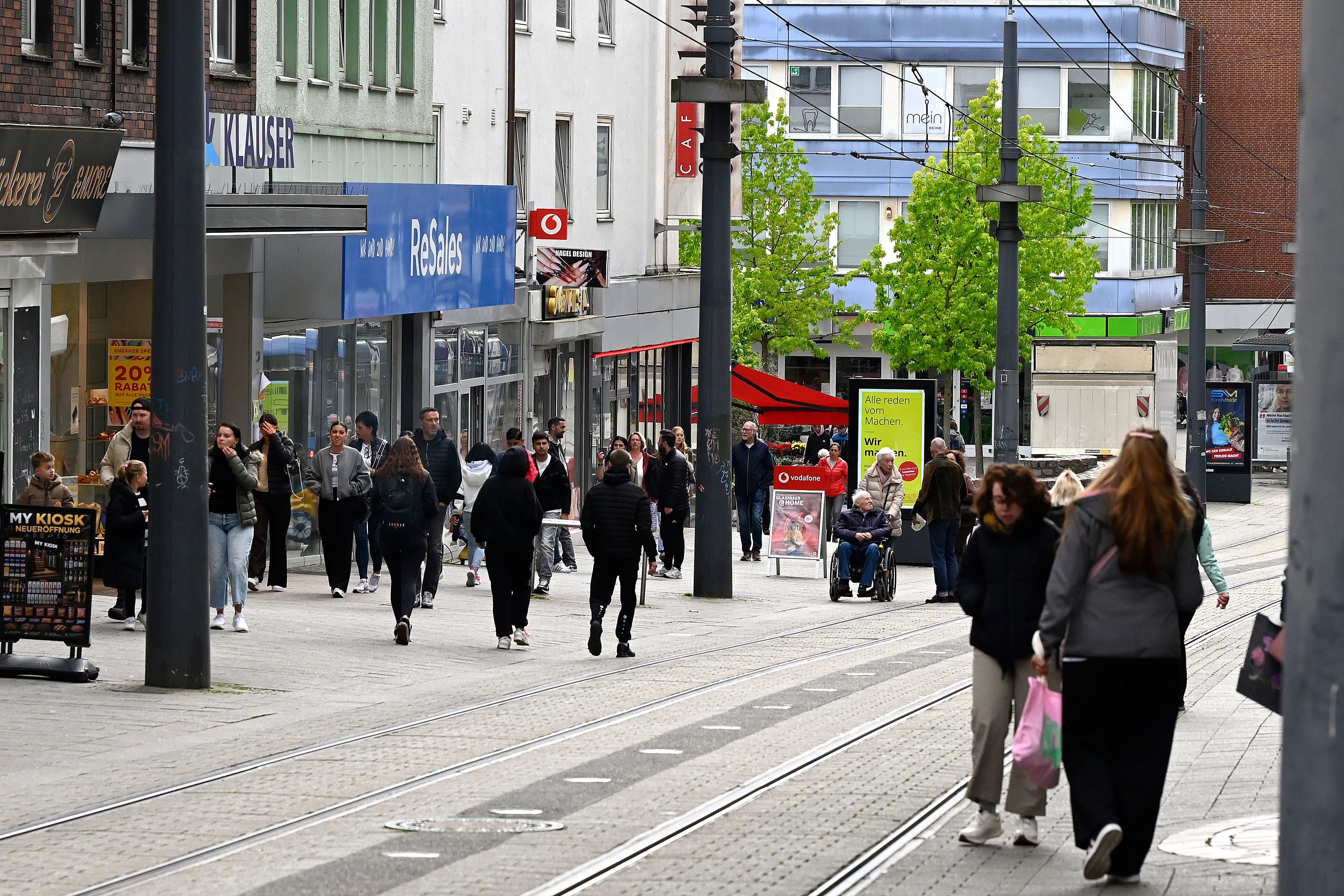 Die Diskussion um die allgemeinen Ladenöffnungszeiten an Wochenenden nimmt Fahrt auf. Hier schlendern Fußgänger an einem verkaufsoffenen Sonntag durch Witten.