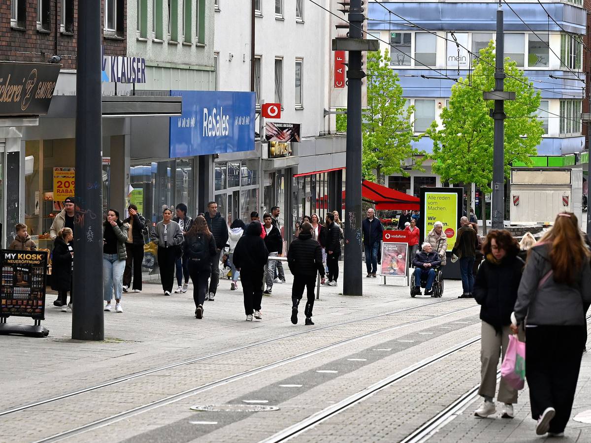 Die Diskussion um die allgemeinen Ladenöffnungszeiten an Wochenenden nimmt Fahrt auf. Hier schlendern Fußgänger an einem verkaufsoffenen Sonntag durch Witten.