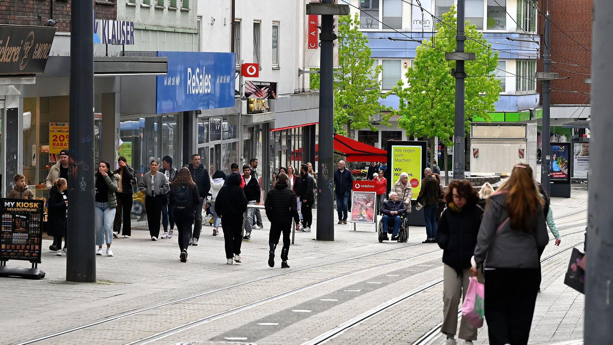Die Diskussion um die allgemeinen Ladenöffnungszeiten an Wochenenden nimmt Fahrt auf. Hier schlendern Fußgänger an einem verkaufsoffenen Sonntag durch Witten.
