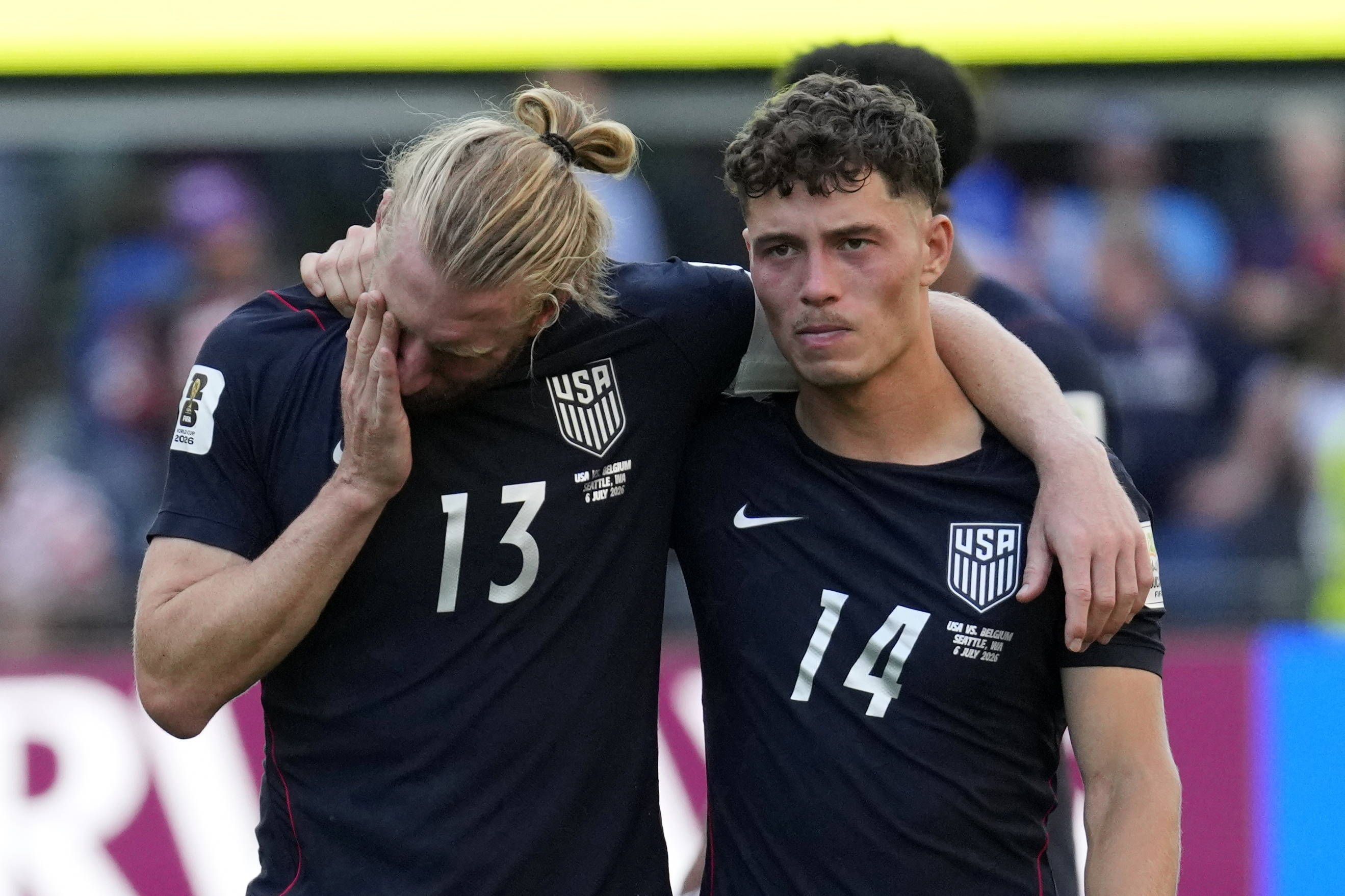 Tim Ream wischt sich an der Seite von Sebastian Berhalter Tränen aus den Augen.