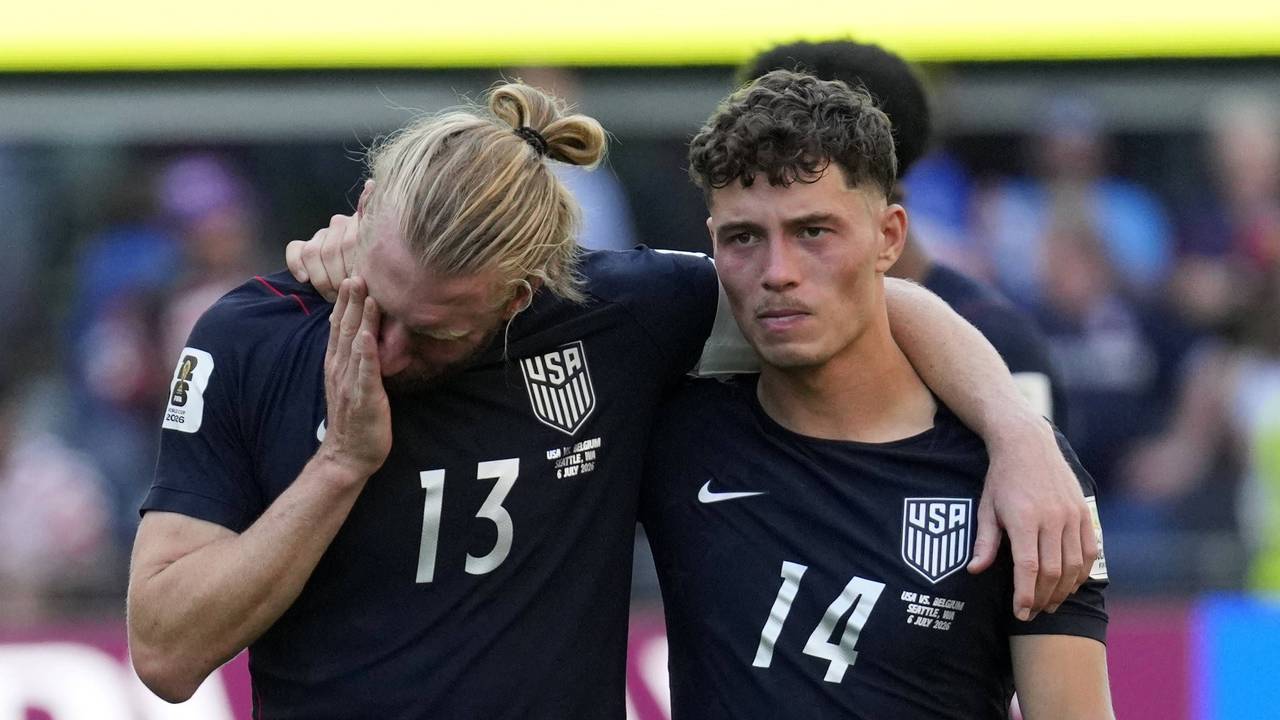 Tim Ream wischt sich an der Seite von Sebastian Berhalter Tränen aus den Augen.