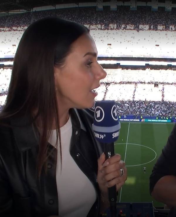 Bastian Schweinsteiger guckt Esther Sedlaczek überrascht an.