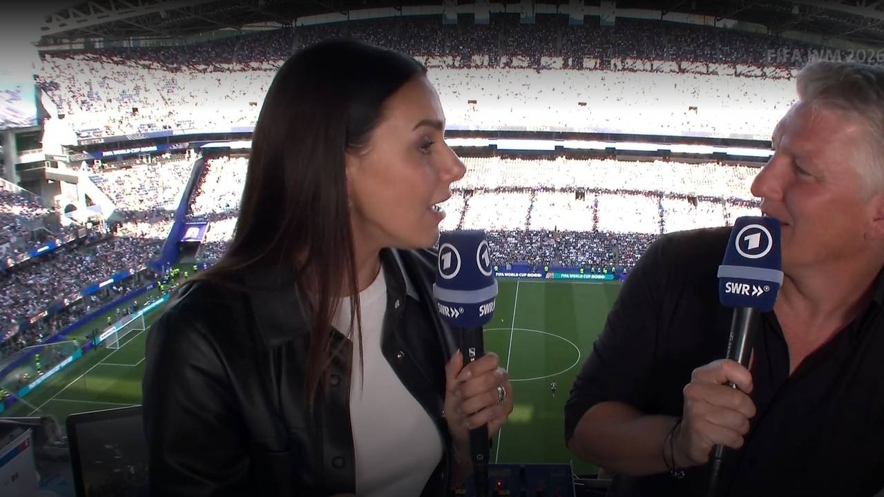Bastian Schweinsteiger guckt Esther Sedlaczek überrascht an.