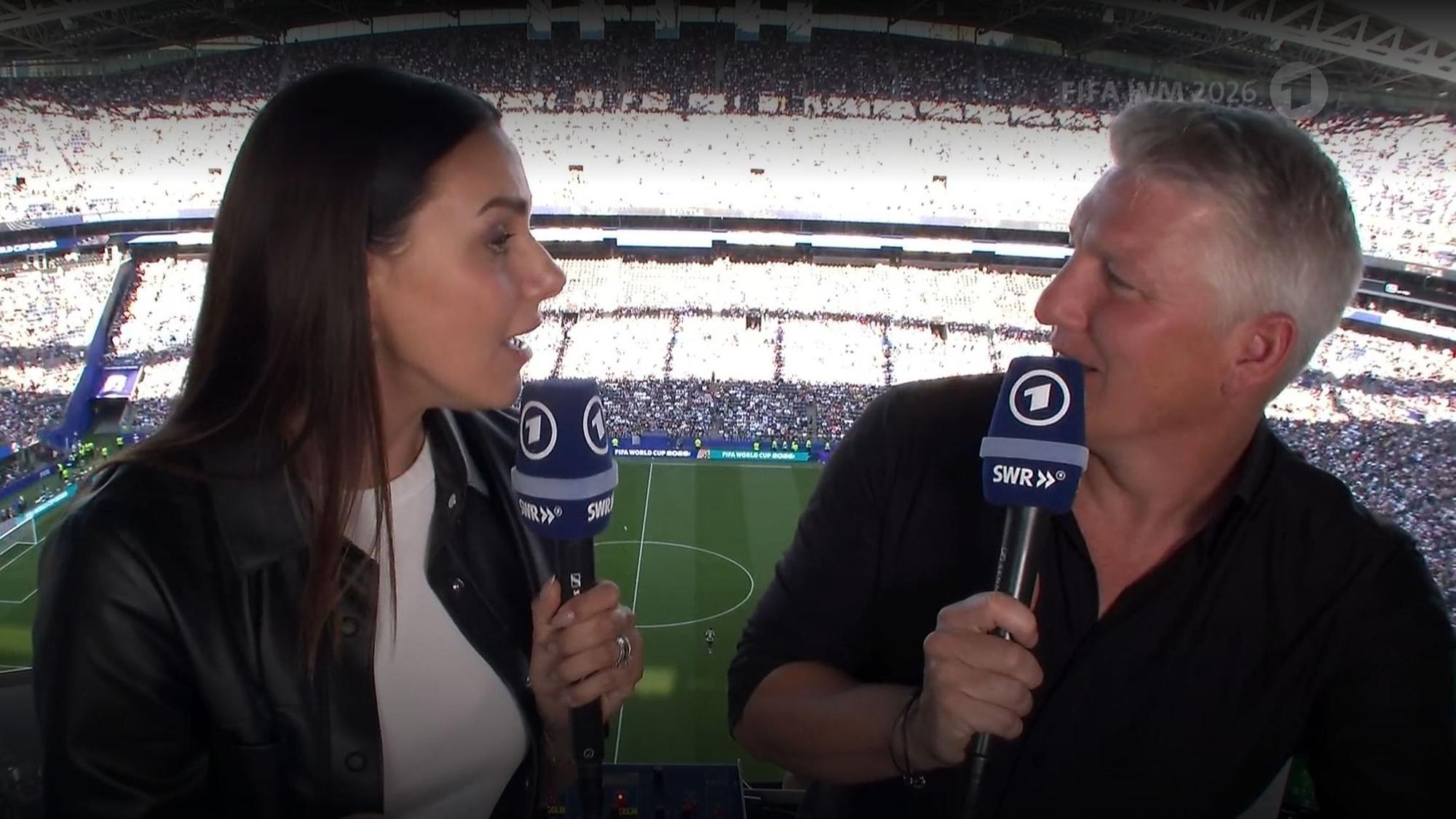 Bastian Schweinsteiger guckt Esther Sedlaczek überrascht an.