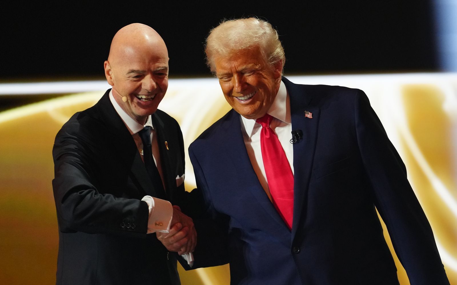Der enge Draht zwischen FIFA-Boss Gianni Infantino und US-Präsident Donald Trump hat zu einem WM-Skandal geführt. (Bild: Getty Images / 2025 Pool/Pool)
