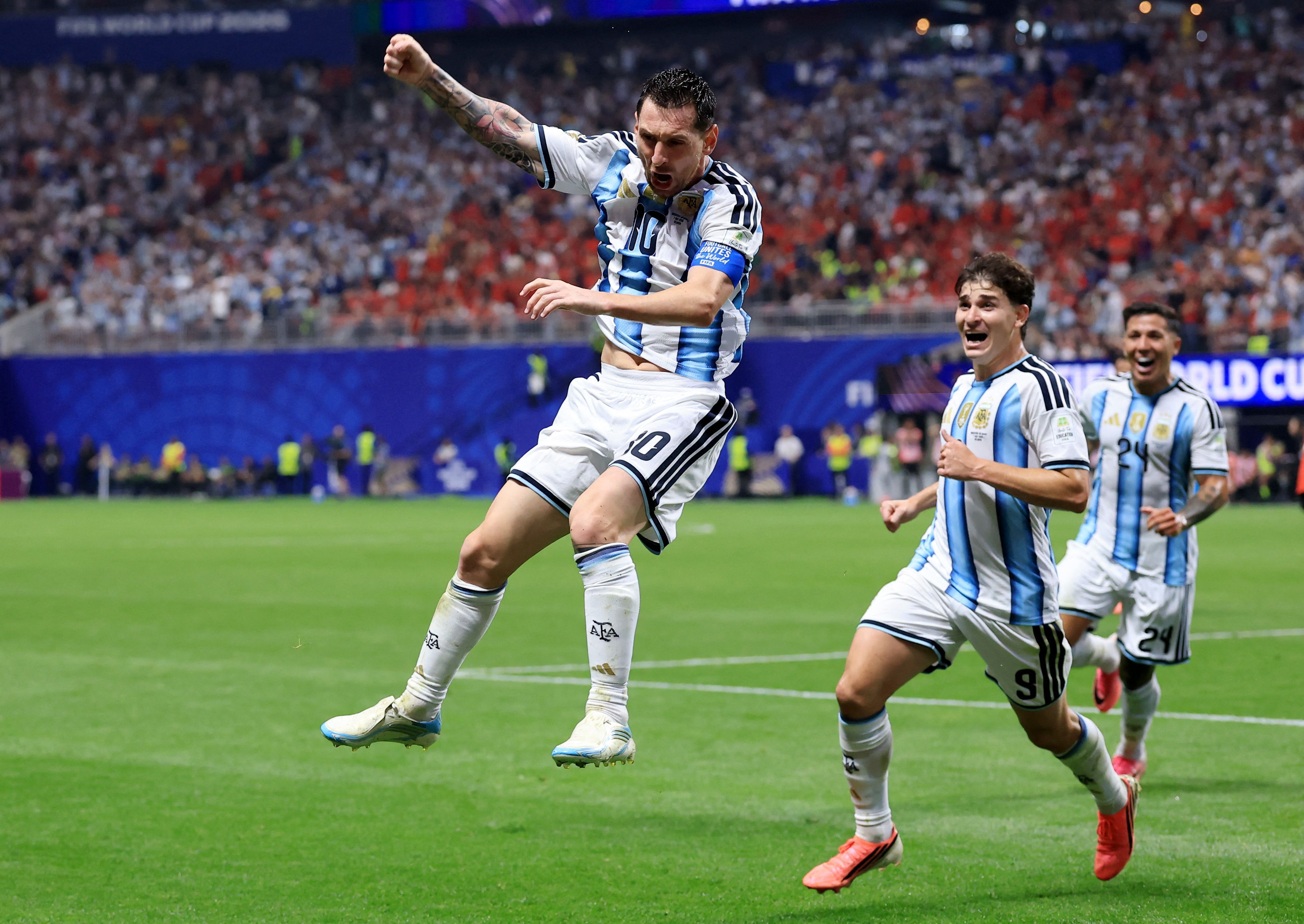 Lionel Messi jubelt und springt hoch!