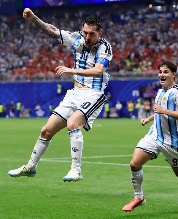 Lionel Messi jubelt und springt hoch!