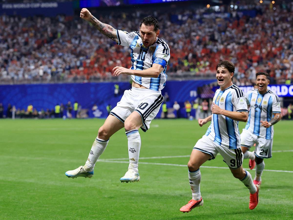 Lionel Messi jubelt und springt hoch!