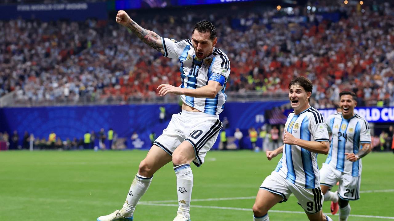 Lionel Messi jubelt und springt hoch!