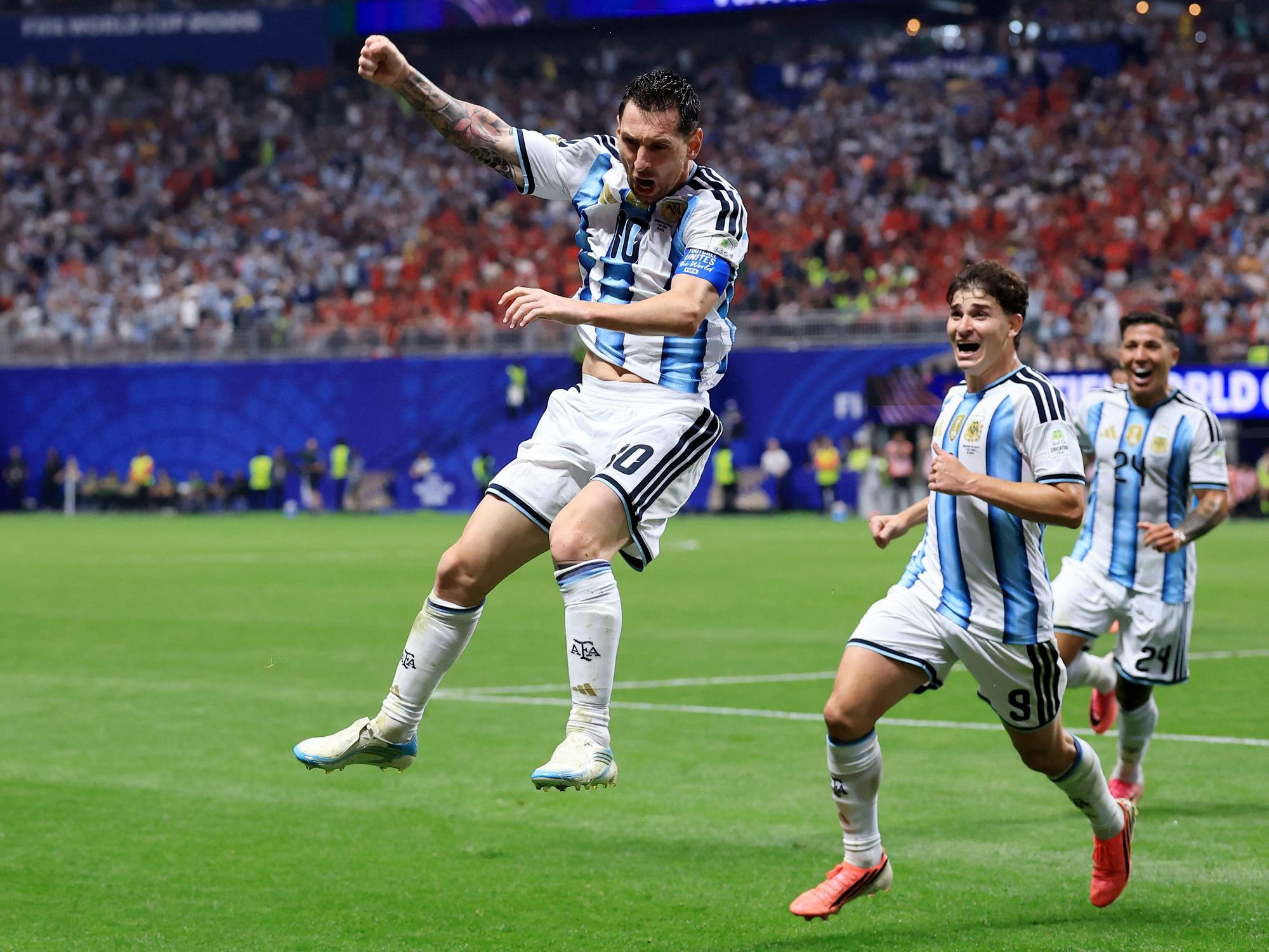 Lionel Messi jubelt und springt hoch!