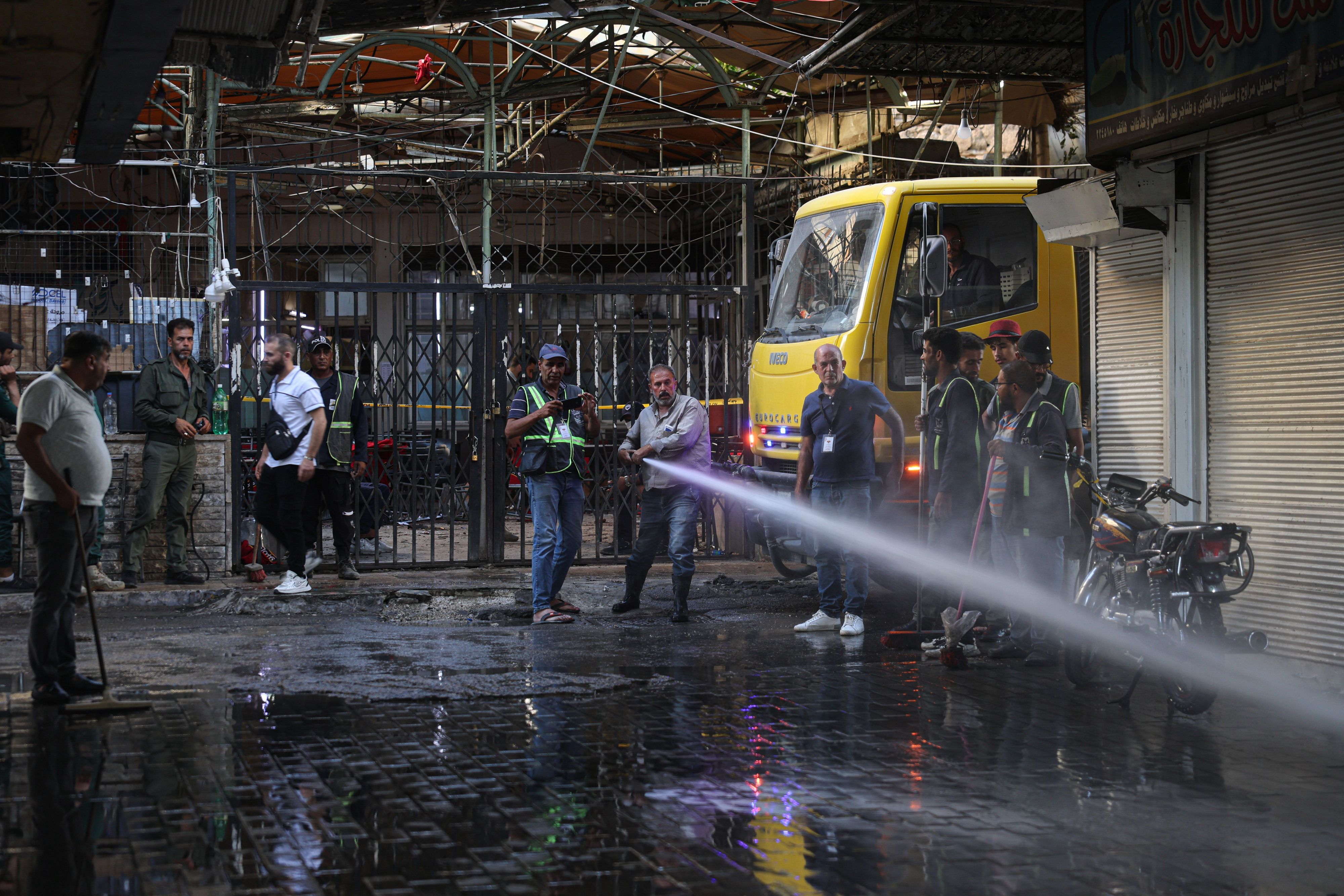 Arbeiter spritzen Wasser am Tatort, hier kam es zu einer Explosion im Zentrum der syrischen Hauptstadt.