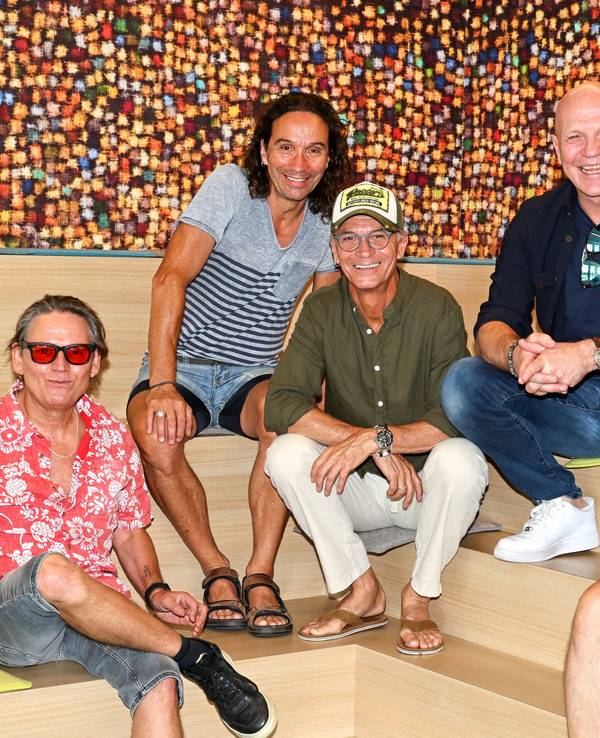 Die Band Brings posiert zum Gruppenfoto.