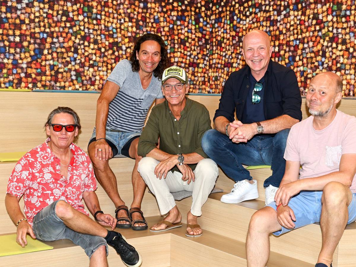 Die Band Brings posiert zum Gruppenfoto.