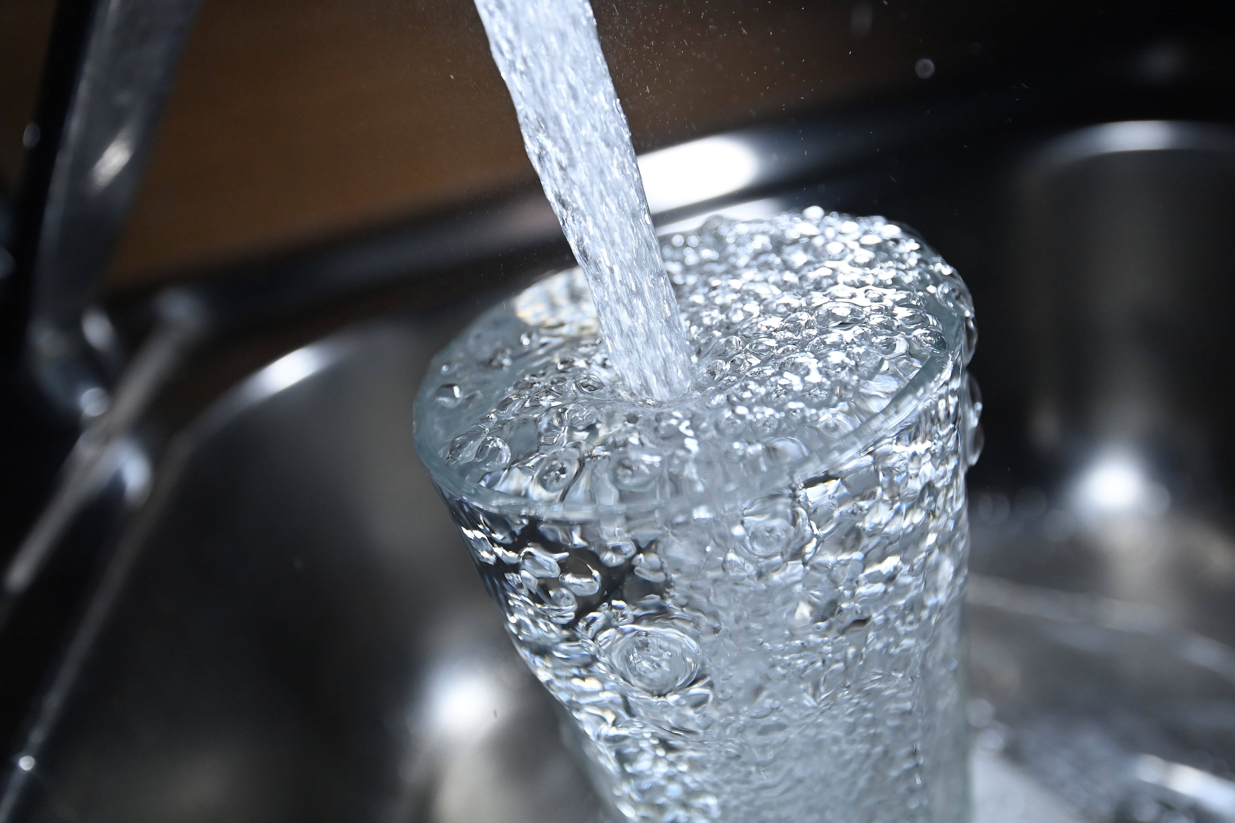 In vielen Bereichen der Eifel muss das Trinkwasser abgekocht werden (Symbolbild).