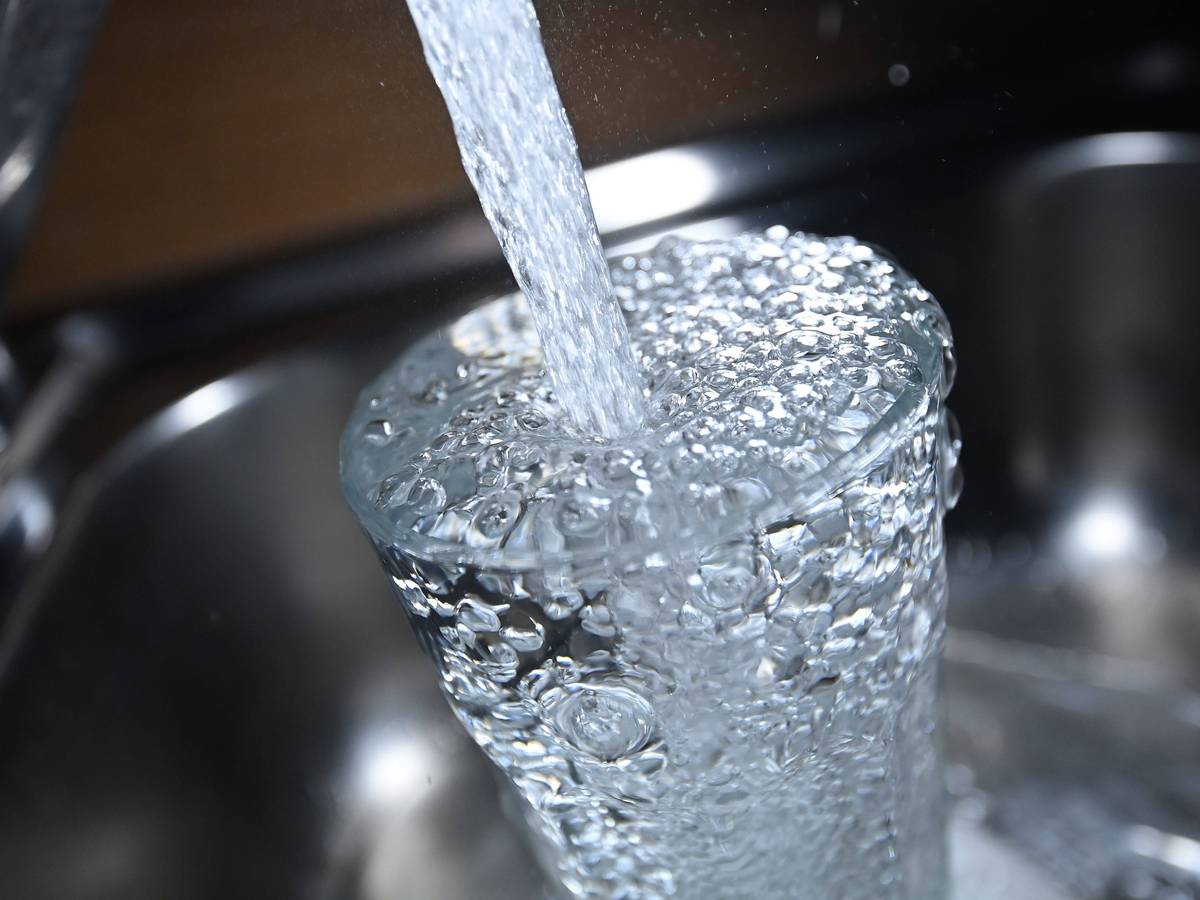 In vielen Bereichen der Eifel muss das Trinkwasser abgekocht werden (Symbolbild).