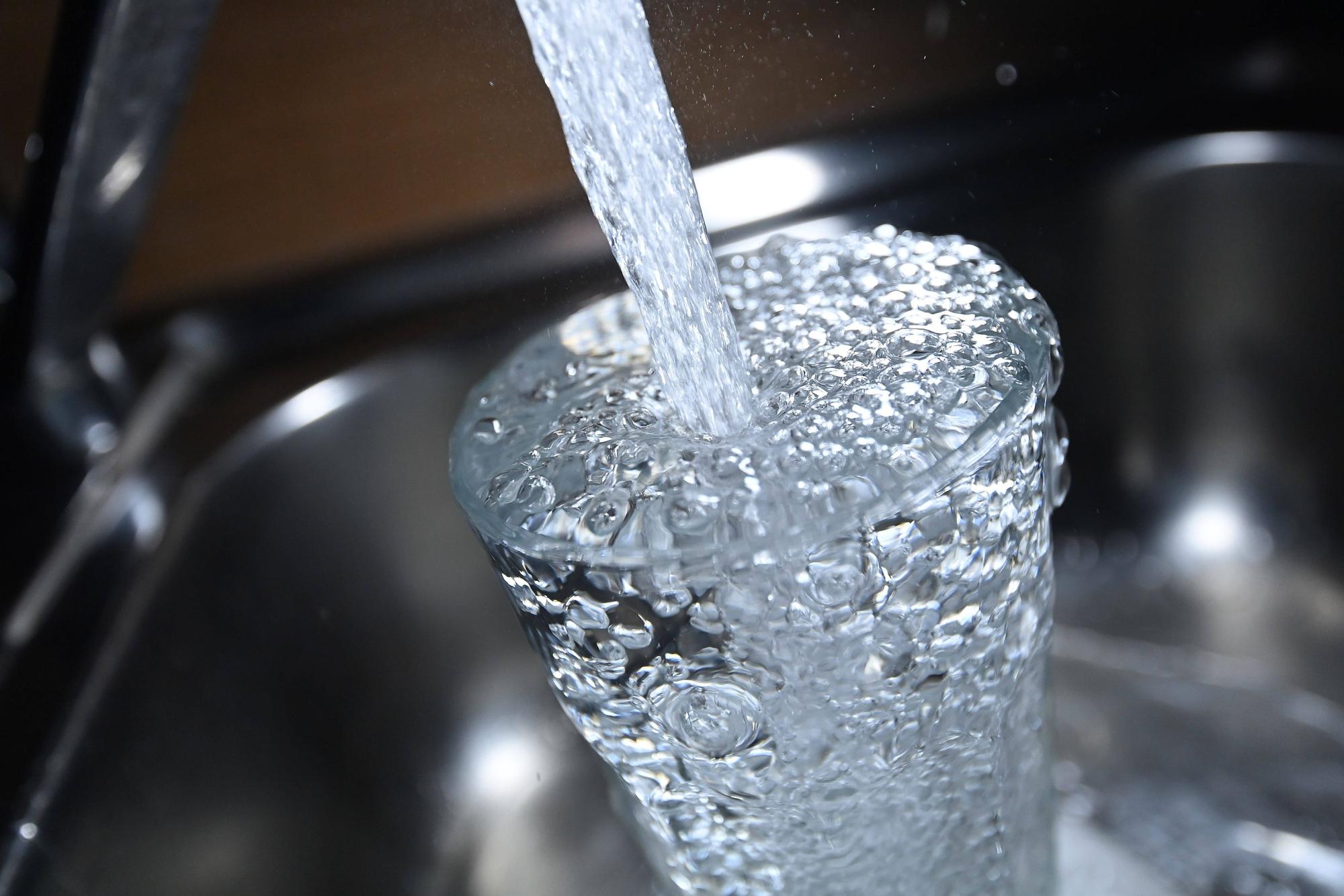 In vielen Bereichen der Eifel muss das Trinkwasser abgekocht werden (Symbolbild).