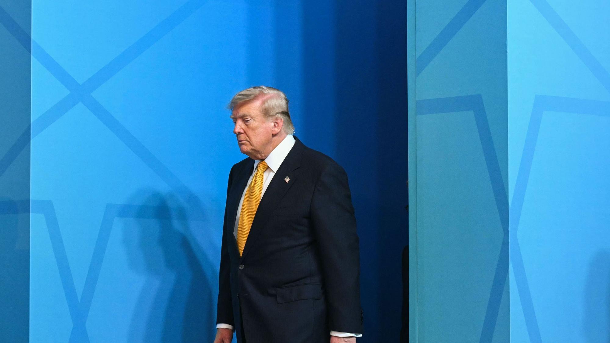 US-Präsident Donald Trump auf dem Weg zum Familienfoto anlässlich des NATO-Gipfels in Ankara.
