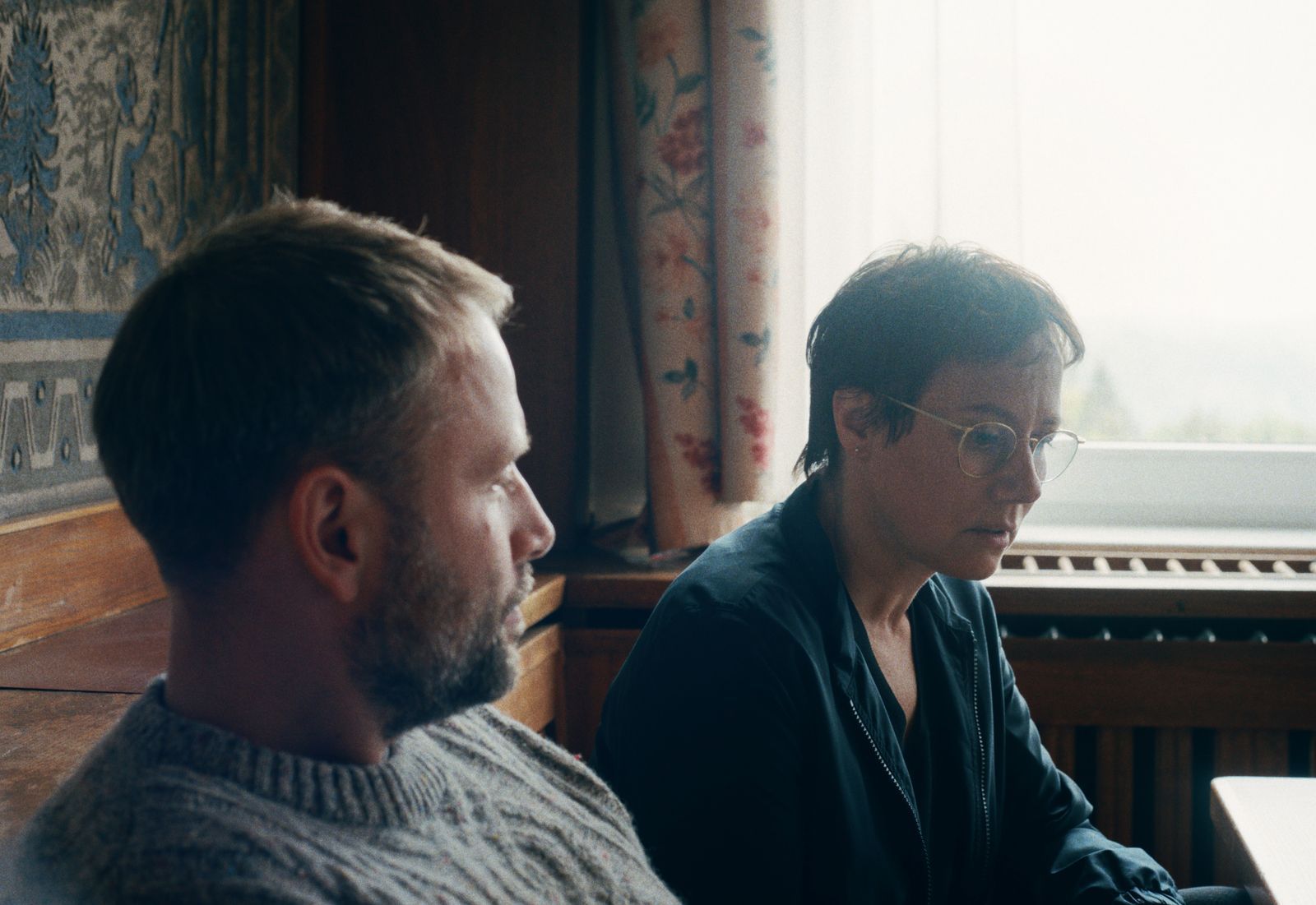 Leas Beziehung zu ihrem Vater Matze (Max Riemelt) ist kompliziert. In ihrer Tante Kati (Eva Löbau) sieht die Jugendliche hingegen ein Vorbild. (Bild: Adrian Campean / Trimafilm)