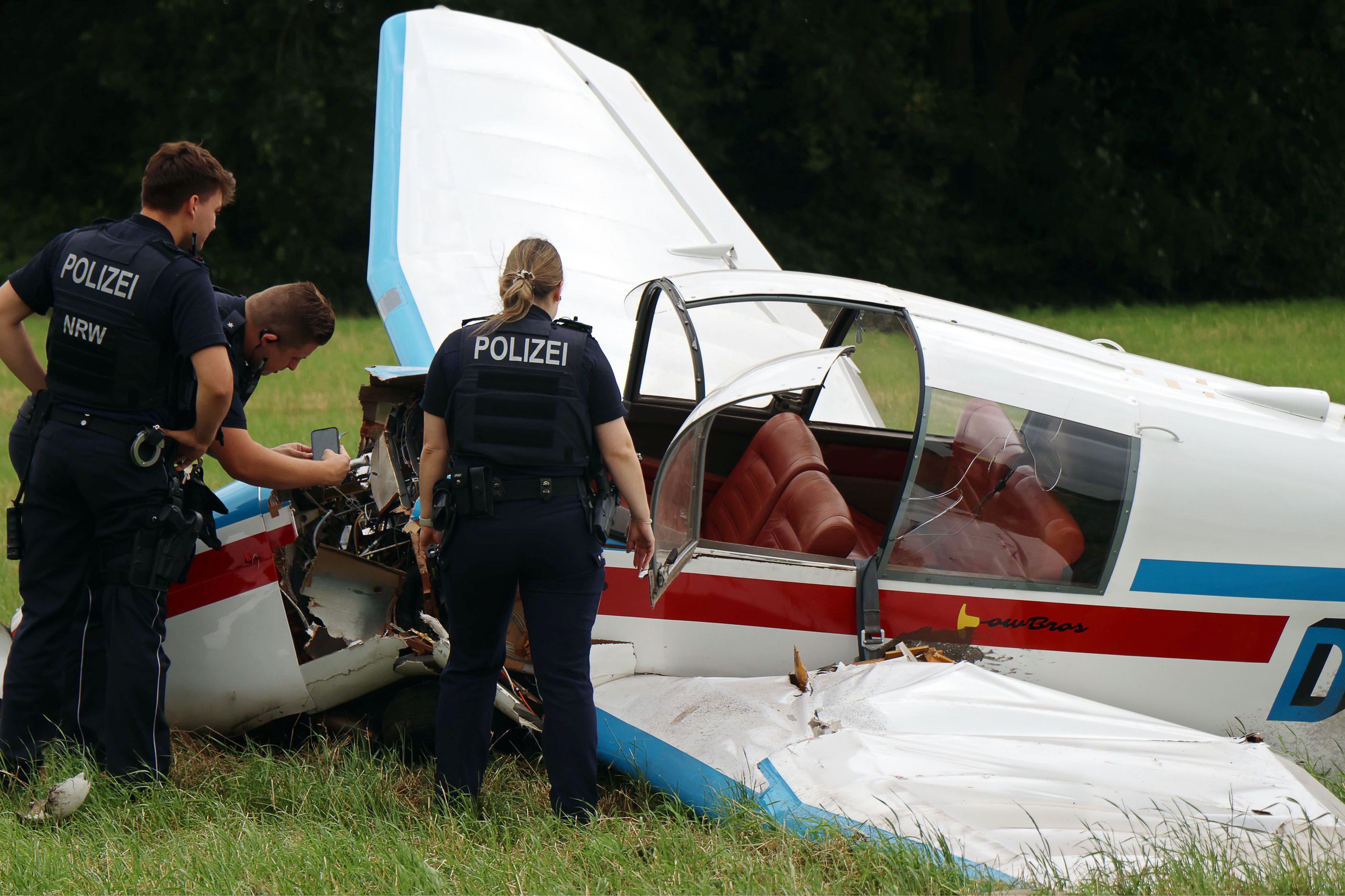 Bei der Notlandung des Kleinflugzeugs sind im Kreis Viersen drei Kinder und der 48-jährige Pilot verletzt worden.