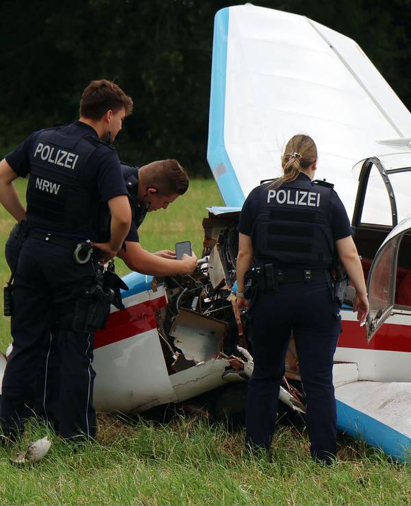 Bei der Notlandung des Kleinflugzeugs sind im Kreis Viersen drei Kinder und der 48-jährige Pilot verletzt worden.