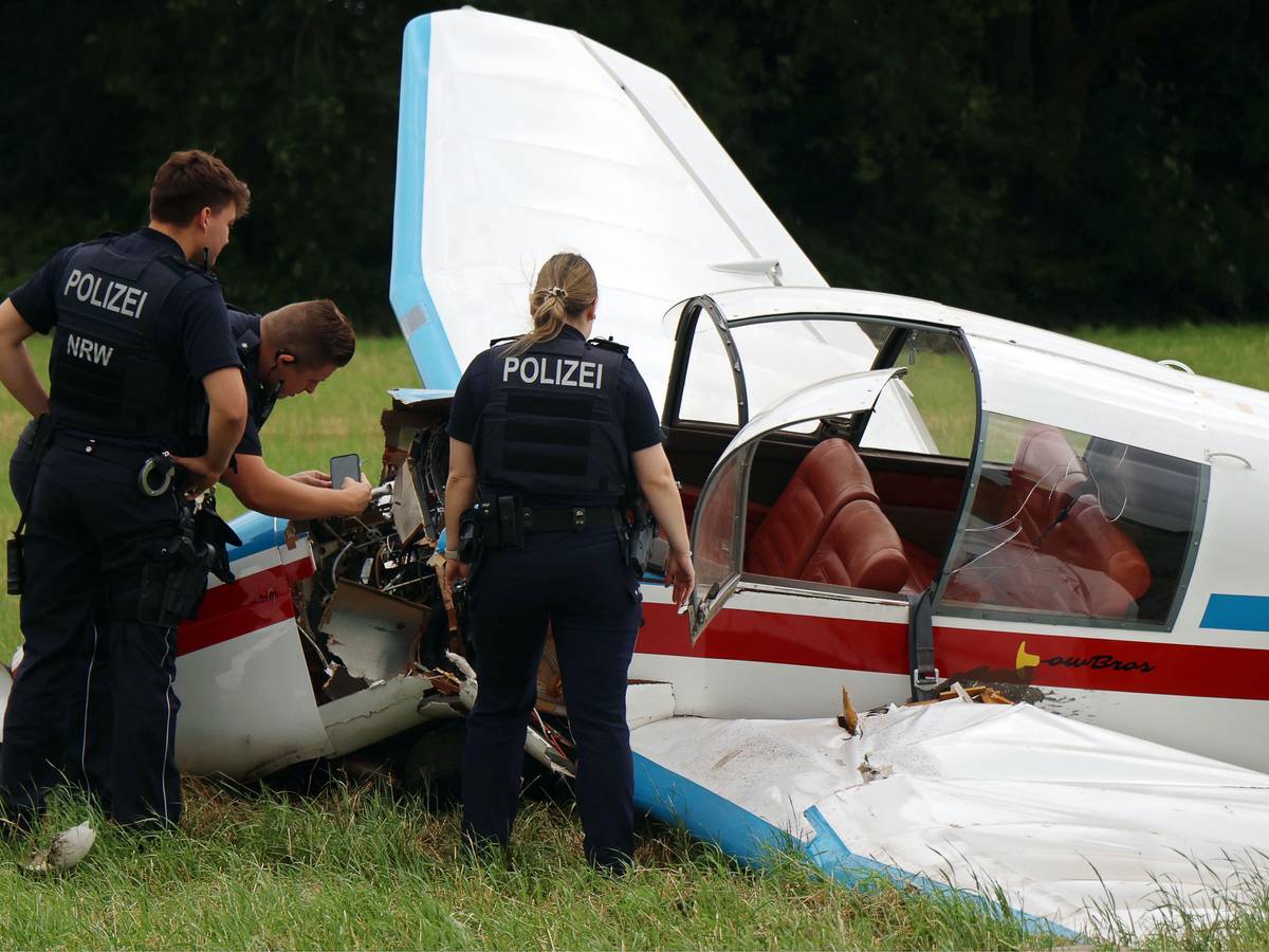 Bei der Notlandung des Kleinflugzeugs sind im Kreis Viersen drei Kinder und der 48-jährige Pilot verletzt worden.