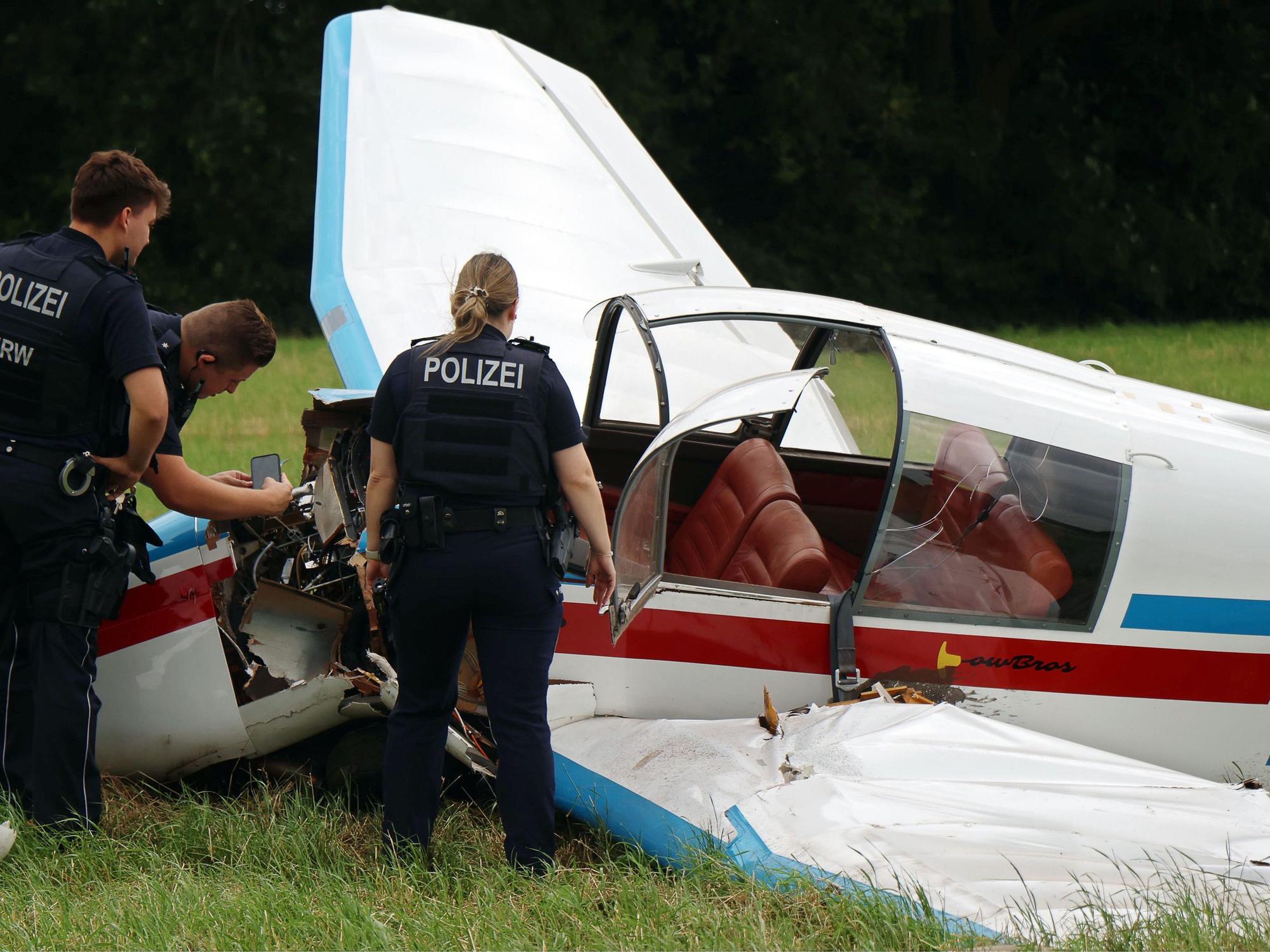 Bei der Notlandung des Kleinflugzeugs sind im Kreis Viersen drei Kinder und der 48-jährige Pilot verletzt worden.